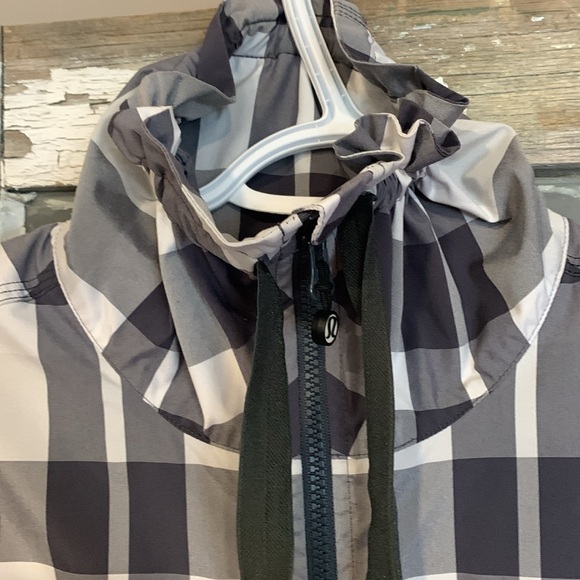 Rare Find Size 12 Lululemon Seek The Peek Running Jacket! - Picture 9 of 13